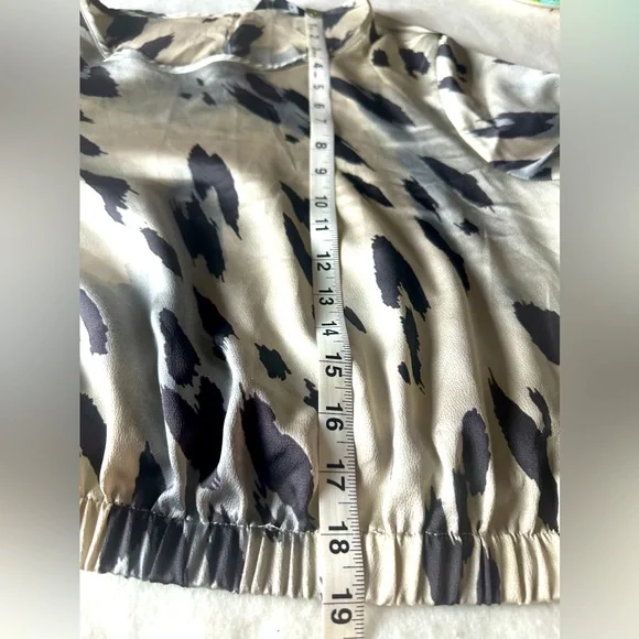 short blouse . express brand, size L, beige with coffee color. - Picture 8 of 10